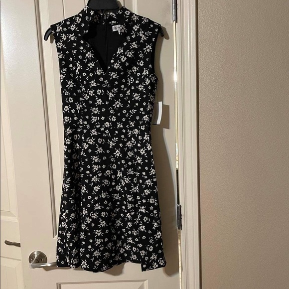 Neiman Marcus Dresses & Skirts - Neiman Marcus Floral Print Flare Dress